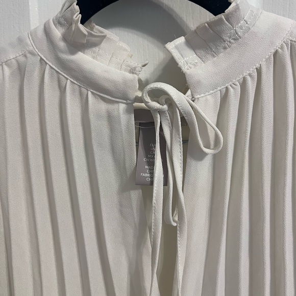 H&M cream pleated flowy blouse - Picture 9 of 11